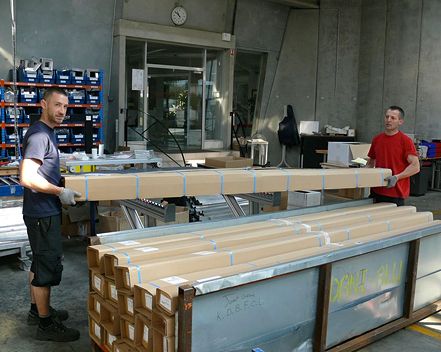 Produktionshalle mit Mitarbeitern